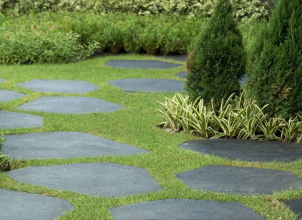 Polygonalplatte aus Beton im Garten von BK BetonDESIGN