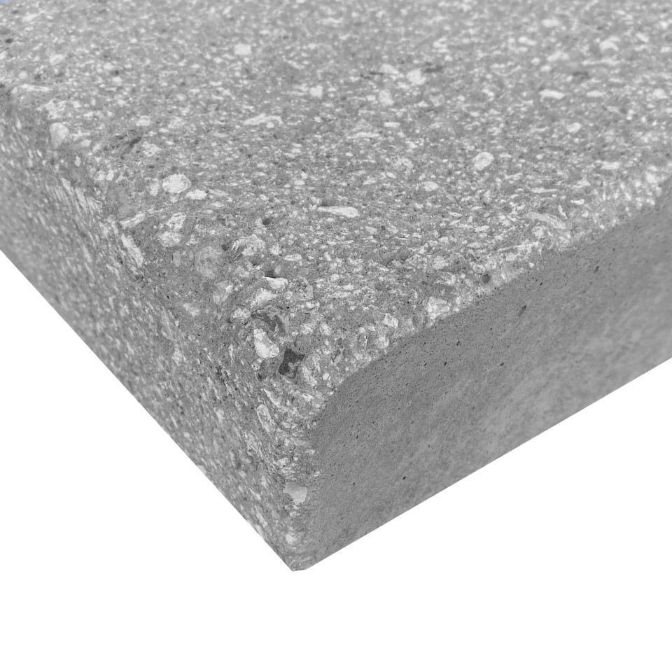 Betonplatte mit gestockter Fase