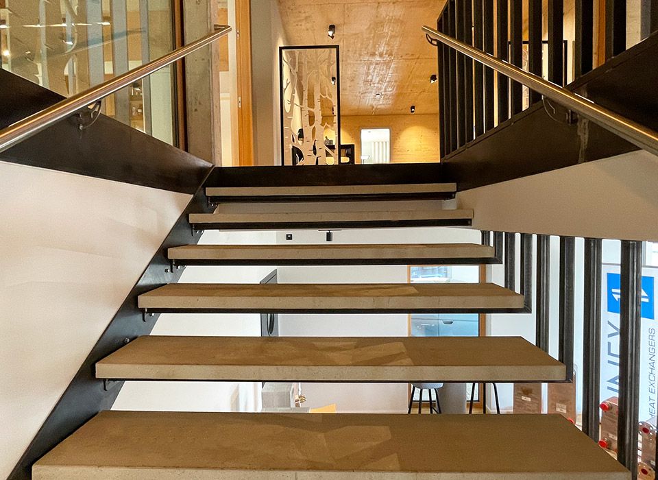 Schwebende Betonstiege einer hängenden Treppe für ein Büro