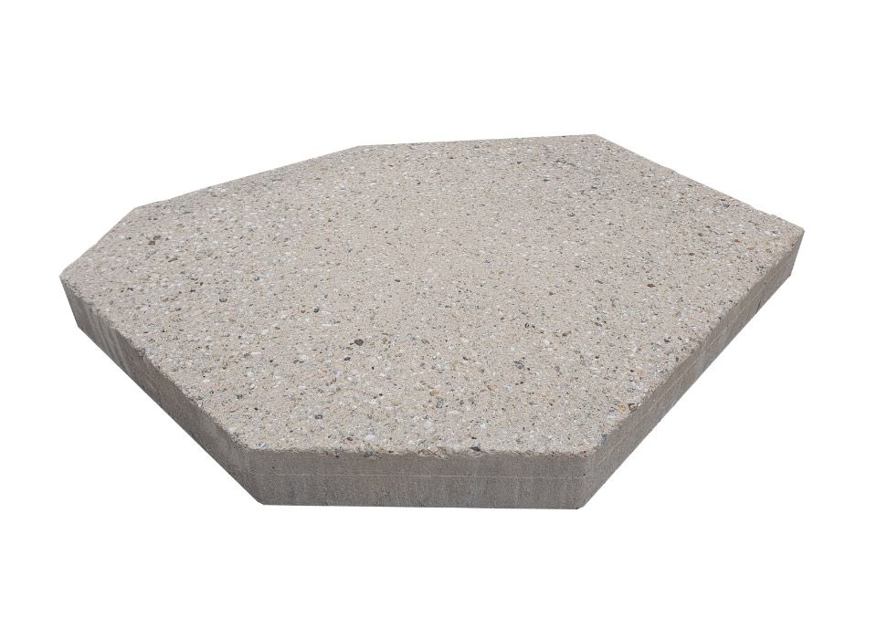 Braune Betonpolygonalplatten im Detail