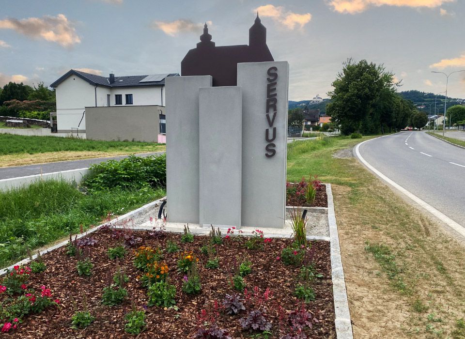Ortseinfahrt mit Betonstelen und Burg Forchtenstein Silhouette mitgestaltet von BK BetonDESIGN