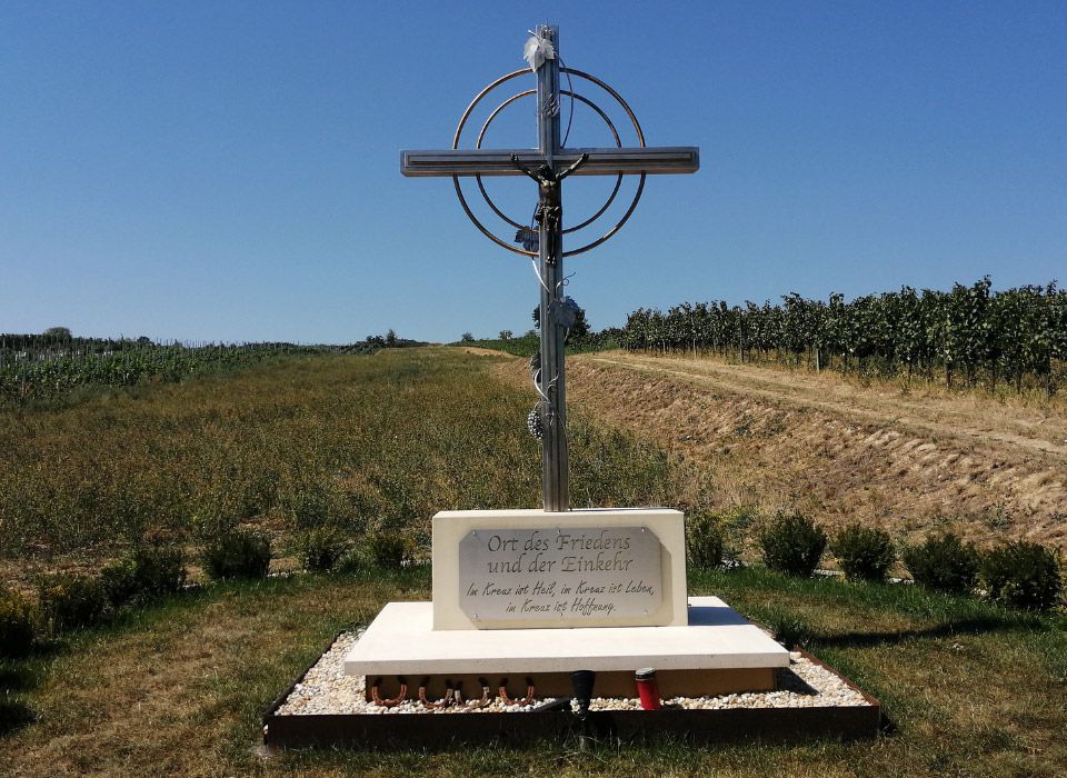 Betonsockel für Grabstein mit schmiedeeisernem Kreuz in Ogau