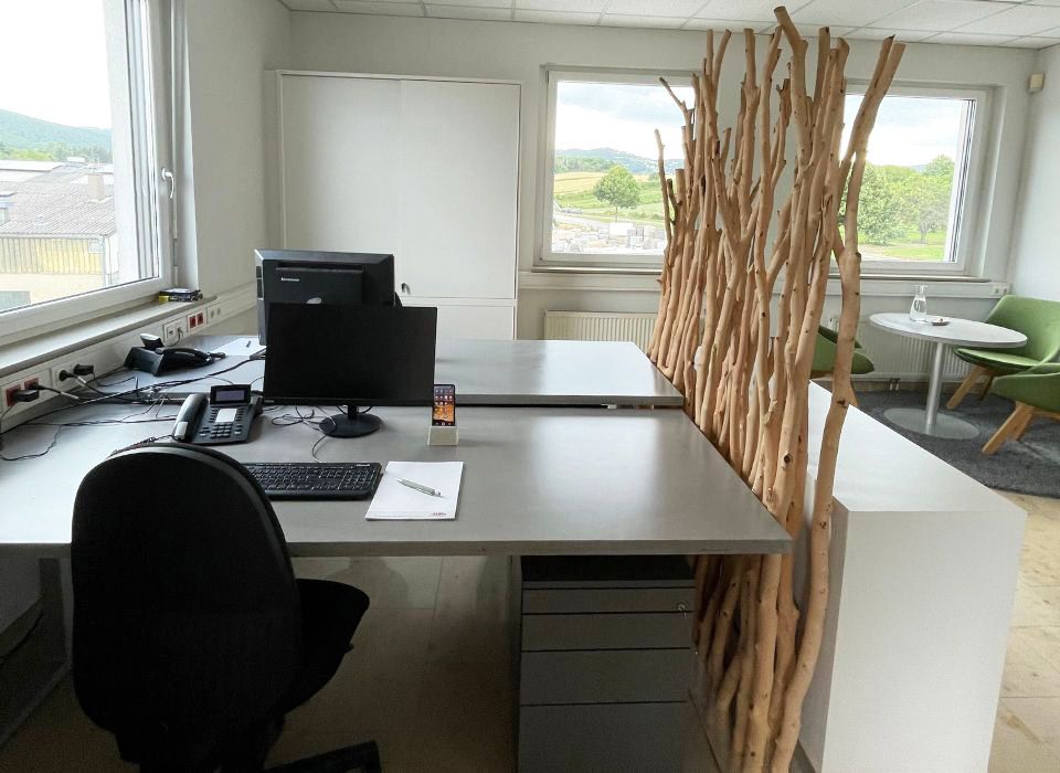 Schreibtische und Besprechnungstisch mit Betonplatte in einem Büro in Forchtenstein