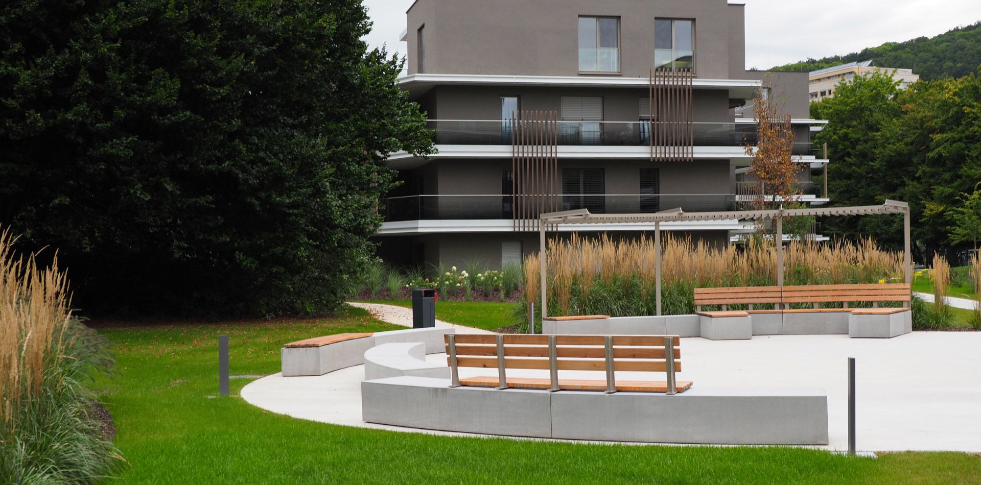 Individuell gefertigte Sitz­eleme­nte aus Beton im Wohnpark in Linz von BK BetonDESIGN