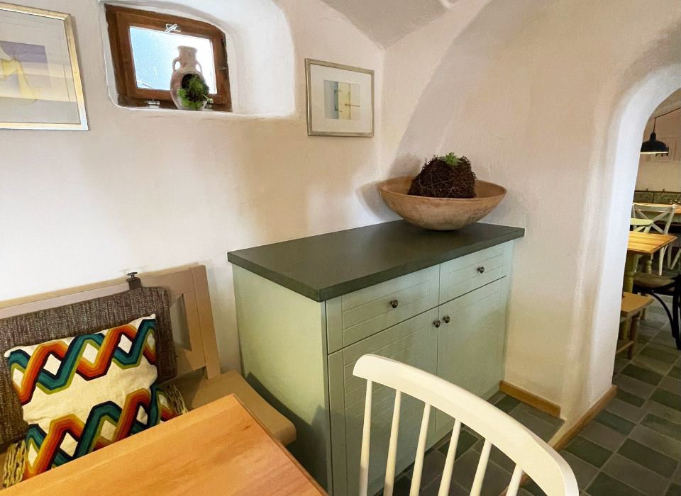 Sideboard mit grüner Betonplatte 