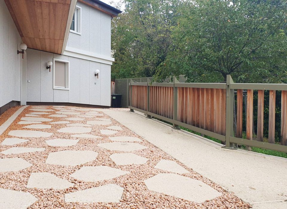Polygonalplatten in einem besonderen Farbton für einen Weg zum Haus in Klosterneuburg