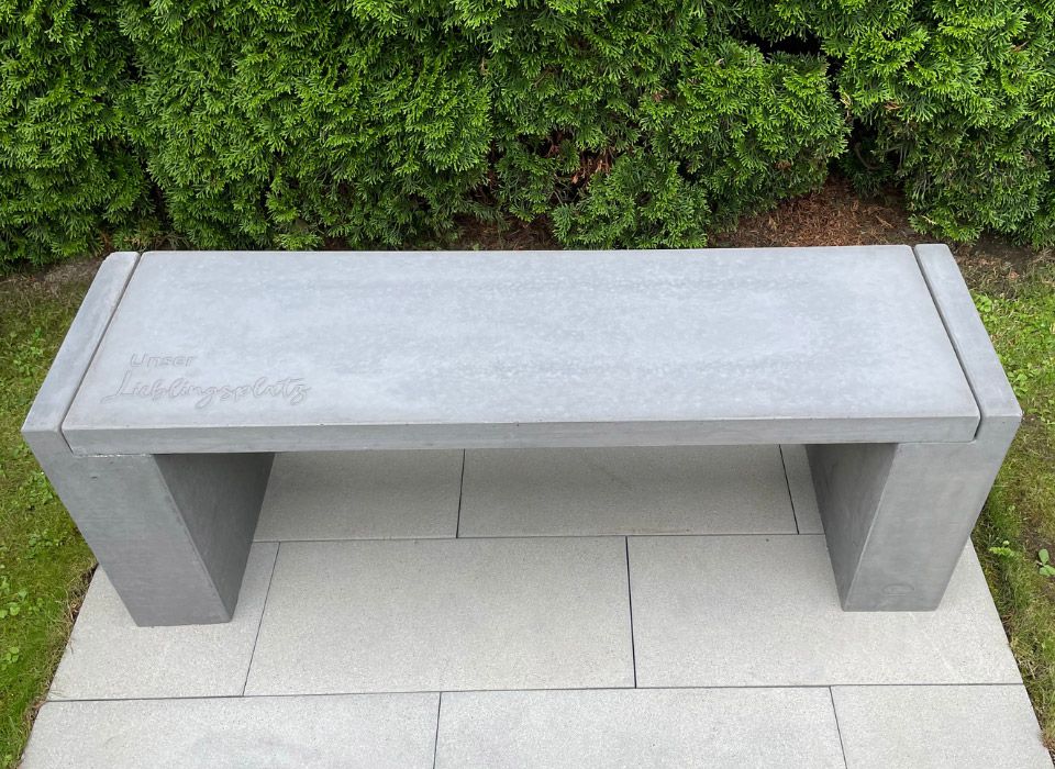 Sitzbank aus Beton in Anthrazit mit eingraviertem Schriftzug als Geschenk für eine Hochzeit