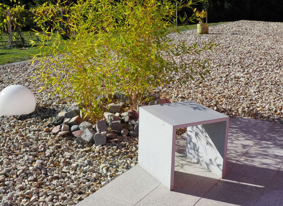 Betonhocker aus dünnen Platten von BK BetonDESIGN auf einer Terrasse