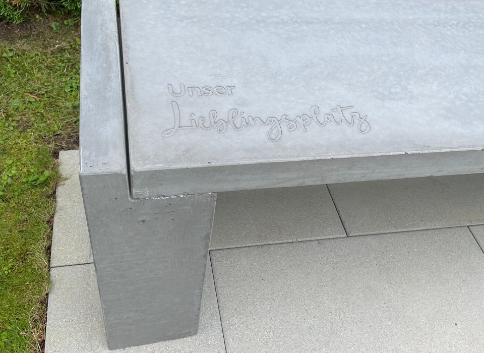 Detailansicht der Betonsitzbank mit der Inschrift 