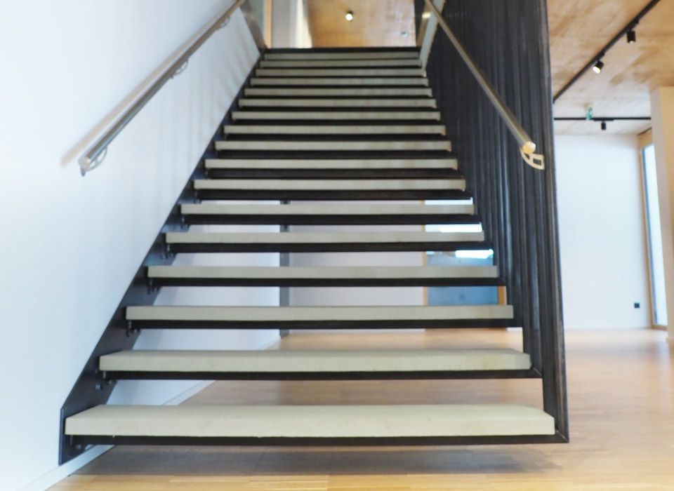 Freitragende Treppe aus Beton im Bürogebäude von UNEX Heatexchanger