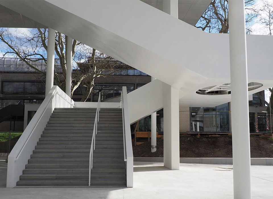 Winkelstufen an der Universität in Linz von BK BetonDESIGN
