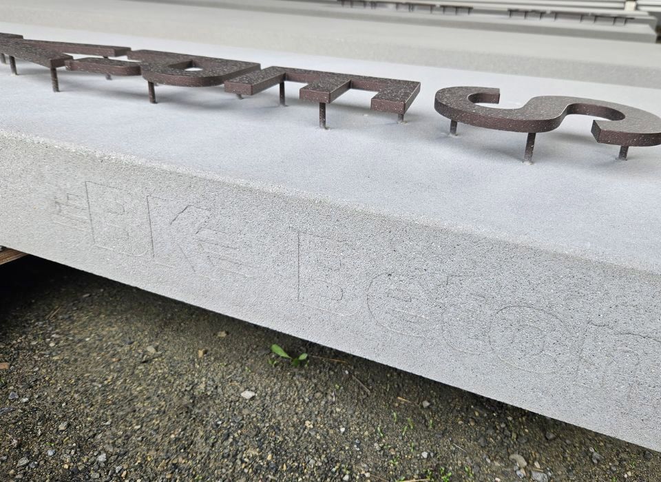 Schriftzug BK Beton in der Betonstele von BK Forchtenstein