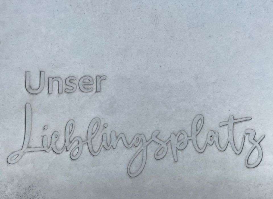 Beschriftung Unser Lieblingsplatz in Beton für eine Sitzbank - gestaltet von BK BetonDESIGN