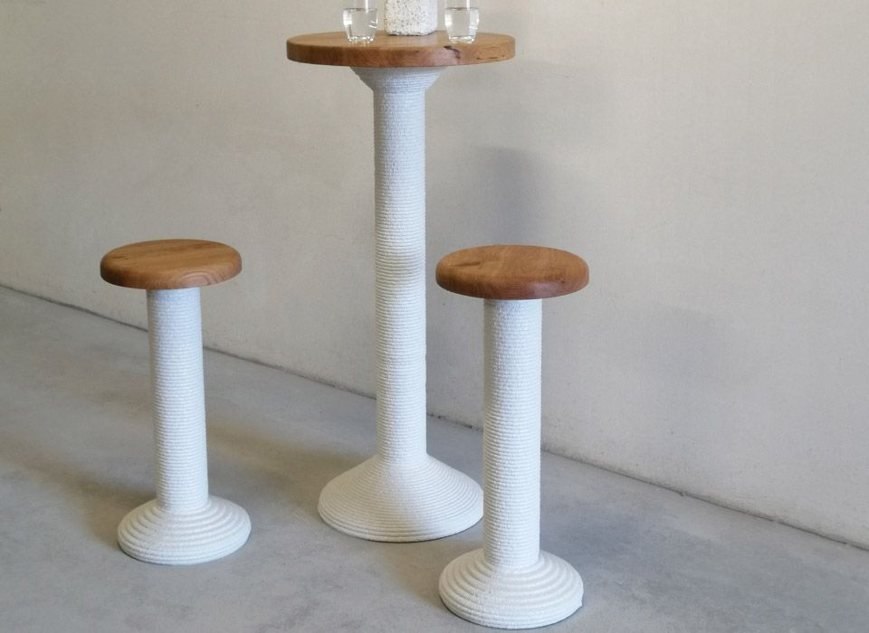 Stehtisch und Hocker aus dem 3D Druck mit Beton und Holzauflage