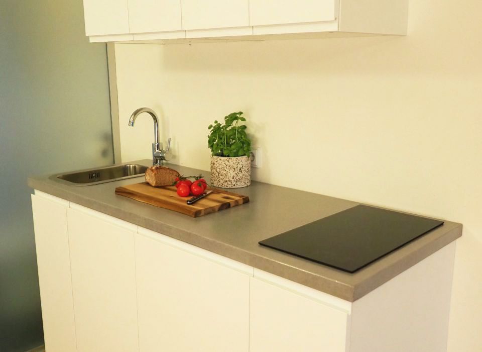 Arbeitsplatte aus Beton für eine kleine Küchenzeile von BK BetonDESIGN