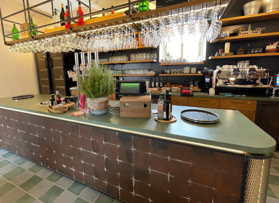 Heurigentheke mit grüner Betonplatte für die Csello Mühle von BK BetonDESIGN