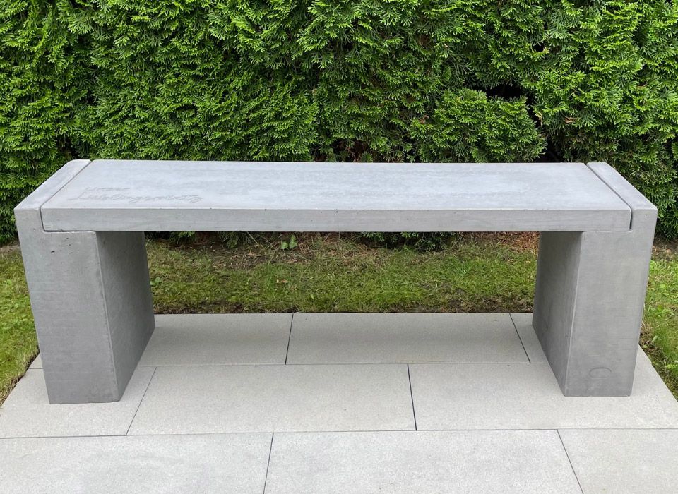 Sitzbank aus Beton mit individueller Inschrift als Hochzeitsgeschenk