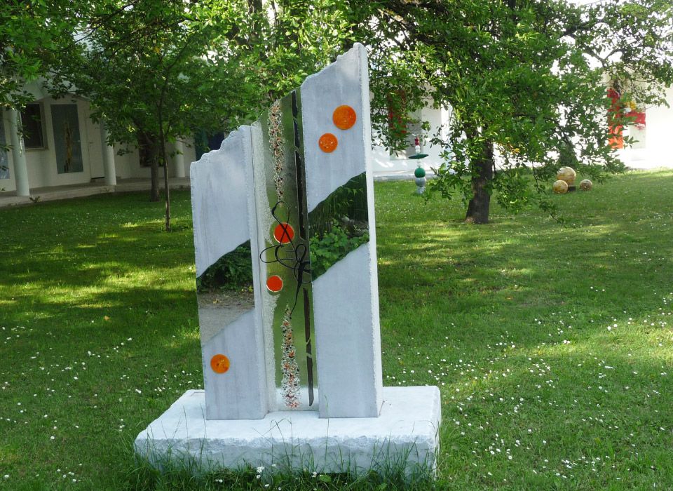 Beton und Glaskreuz als Kunstwerk kombiniert