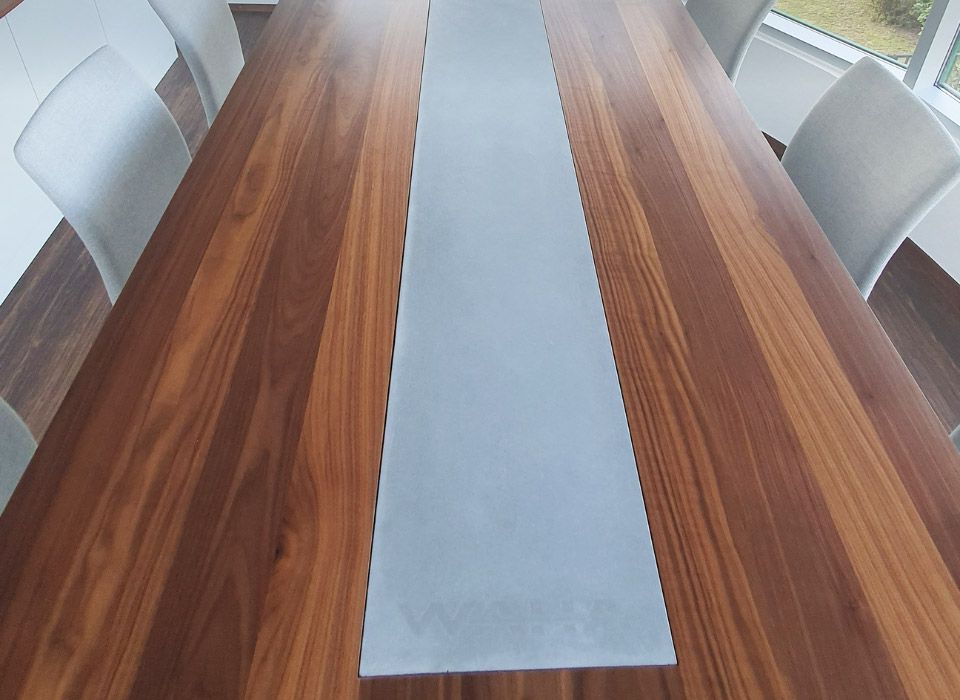 Dünner Einleger aus Beton flächenbündig mit der Holztischplatte