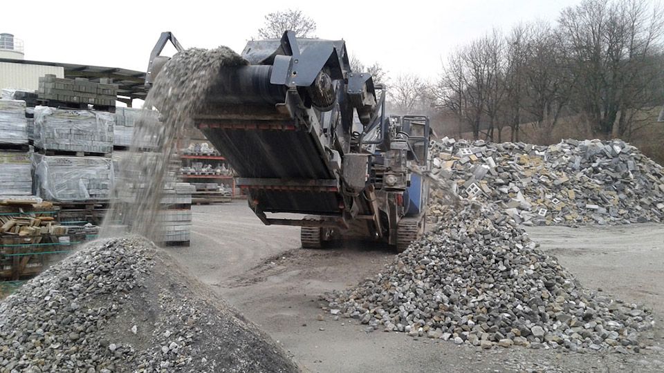 Maschine beim Zerkleinern von Beton für das Recycling