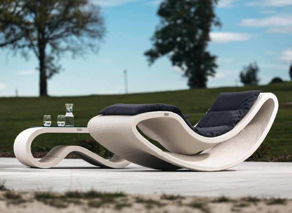 3D-Betondruck von Terrassenmöbel - eine Liege und ein Tisch in Cremeweiß