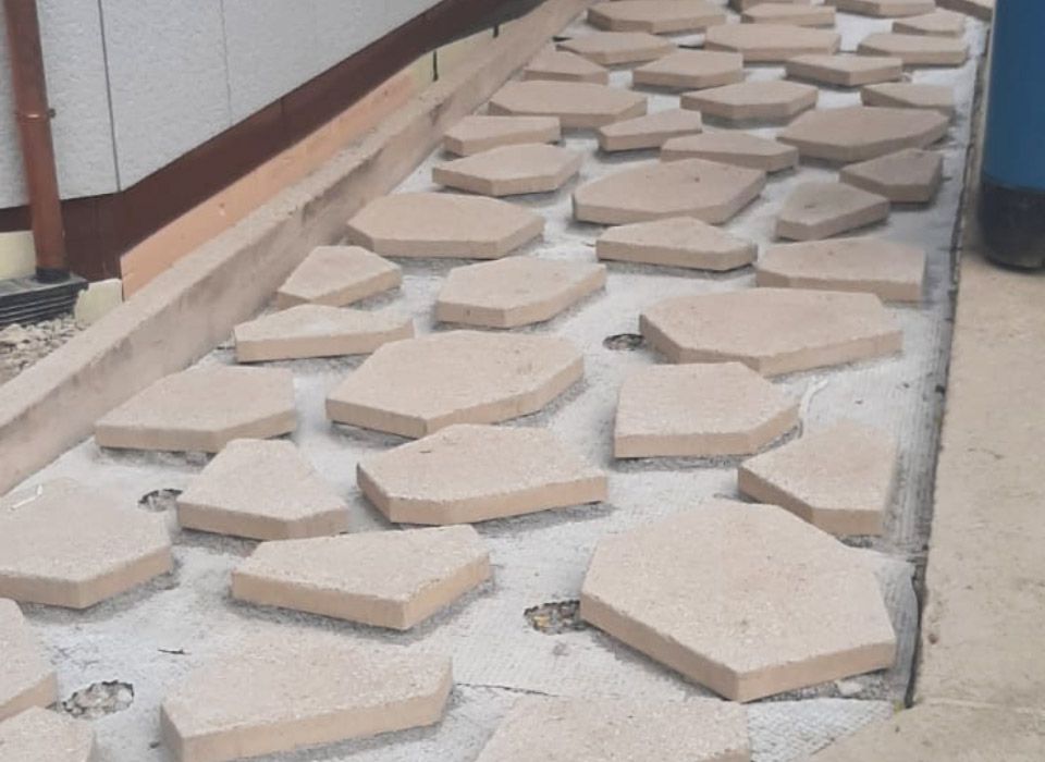 Verlegte Polygonalplatten noch ohne Zierkies 