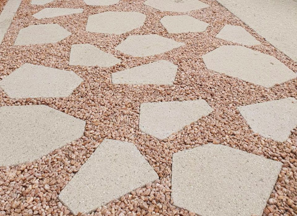Detailansicht der Polygonalplatten aus Beton mit passendem Zierkies von BK BetonDESIGN